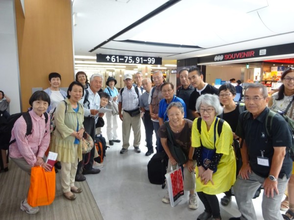 訪問団　結団式　（成田空港にて）